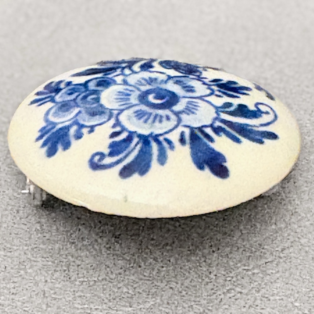 Delft-Style Blue Floral Ceramic Brooch – 1.5” – Hand-Painted - Picture 4 of 7